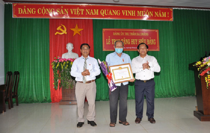 Thi tran Ea Drang trao huy hieu dang cho 2